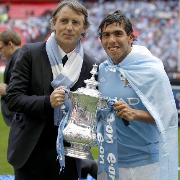 Il Manchester City conquista la coppa d’Inghilterra battendo lo Stroke City a Wembley nel maggio 2014. Nella foto Mancini con Carlos Tevez (Reuters)